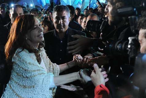 Recibimiento y respaldo para CFK en Capital