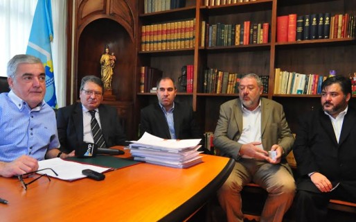 Firmaron el decreto de los U$S 650 M para Chubut