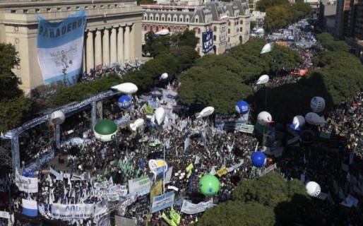 Macri traslada el costo de su política a los trabajadores