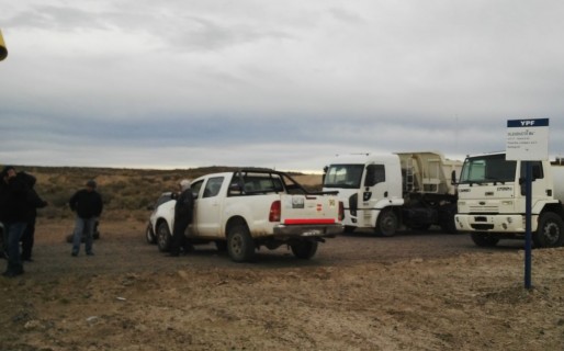 Petroleros bloquean la Ruta Nº 1 por 15 suspensiones