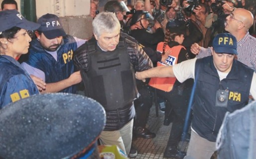 Lázaro no se «arrepintió» pero admitió negocios con Helvetic