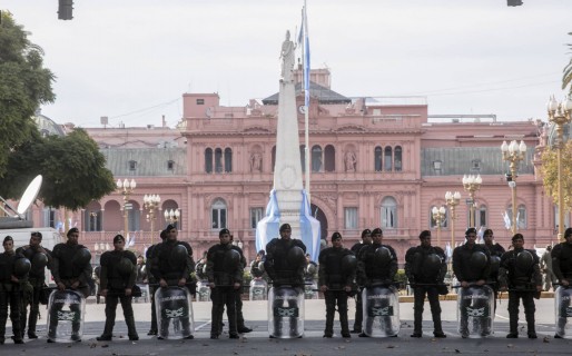 Macri celebró el 25 de mayo rodeado de vallas y protestas