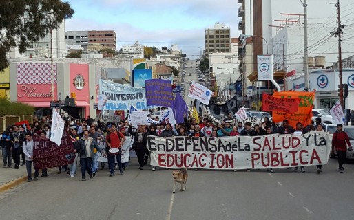 Multitudinaria movilización en defensa de la Educación Pública