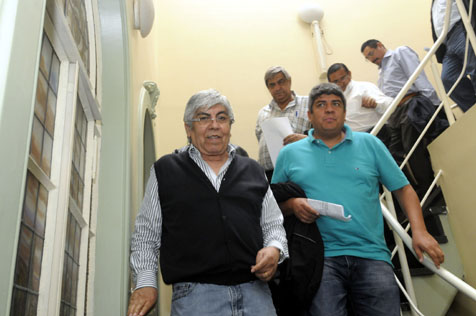 «El Gobierno toma las medidas que le exigen los grupos de poder»