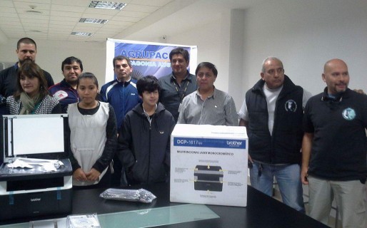 Agrupación de Jerárquicos donó impresora multifunción a una escuela caletense