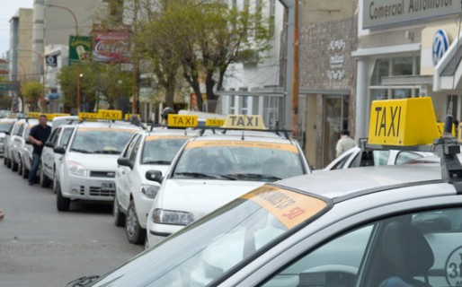 Conductores de taxis solicitan un aumento del 70%