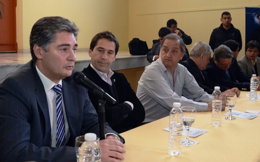 Naumann, en carrera electoral junto a Almirón, presentó su renuncia al gabinete de Linares