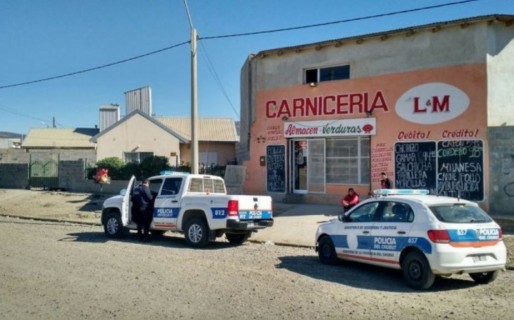 Un almacenero usó un caño para defenderse