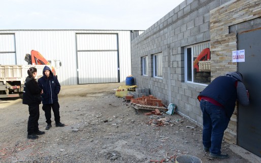 Clausuran dos firmas comerciales por deudas impositivas