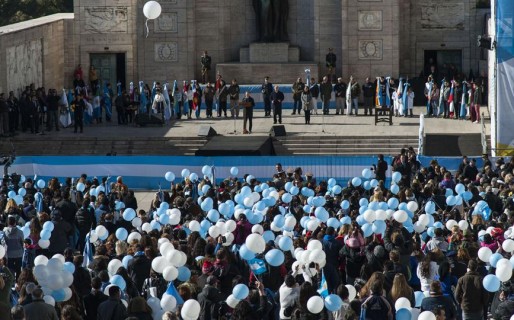 Suelta de globos y gendarmes para el Día de la Bandera