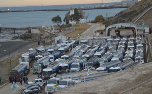 Desde las 0 hs. Camioneros tomó la Playa de Tanques