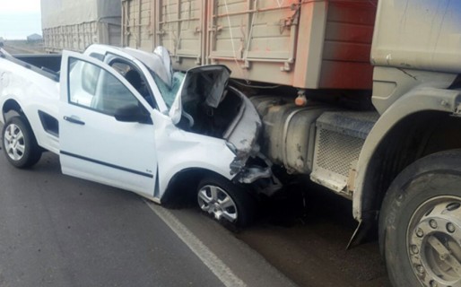 Una mujer perdió la vida al incrustarse un auto debajo de un camión