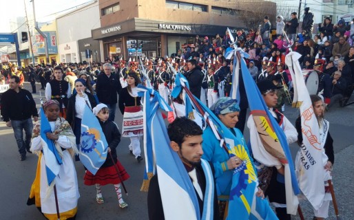 El desfile cívico militar por el 9 de Julio fue multitudinario