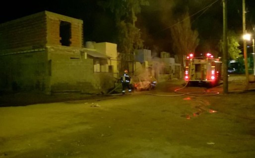 Quemaron un auto de la Policía Científica