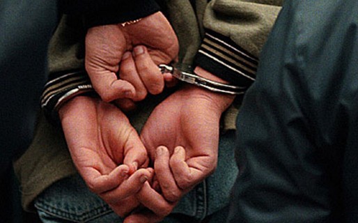 Un ladrón vestido de traje desvalijó a una familia