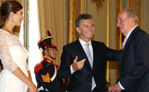 200 años después, Macri se arrodilló ante la corona