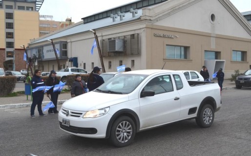 Los exploradores entregaron banderas a los automovilistas