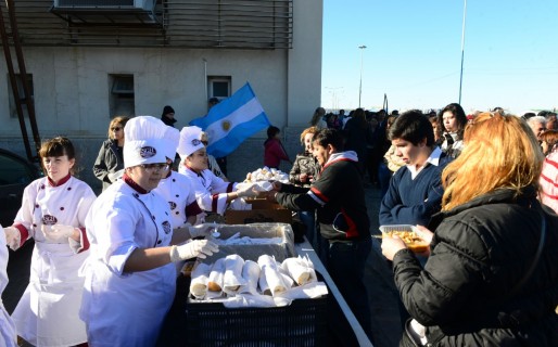 Miles de comodorenses disfrutaron de la fiesta popular del Bicentenario