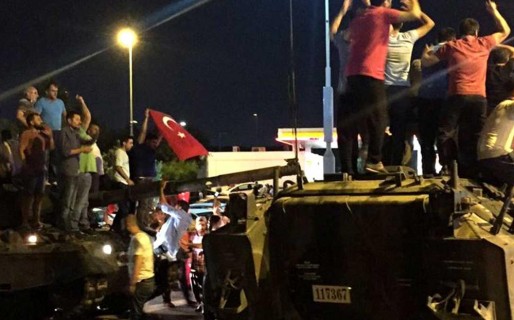 Turquía: Fuerzas Armadas dicen haber tomado el poder
