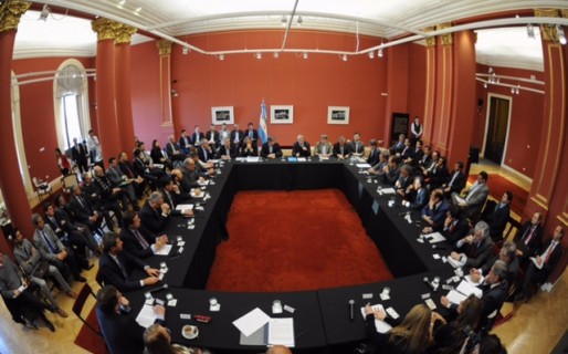 Se firmó la devolución escalonada del 15 % de la Coparticipación Federal