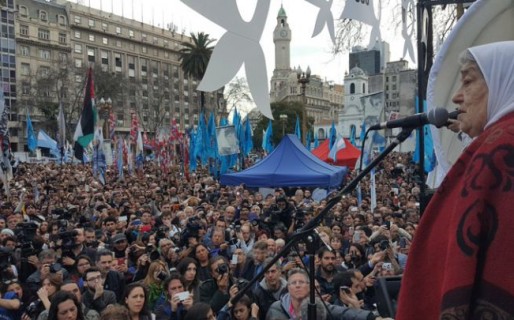 Una multitud acompañó a las Madres en la Plaza de Mayo