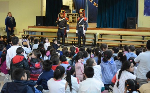 Granaderos visitaron instituciones educativas de Comodoro Rivadavia
