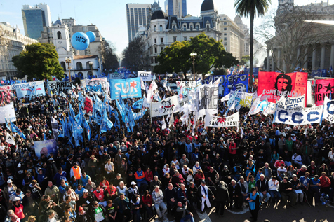 Una multitud marchó contra los despidos y el ajuste de Macri