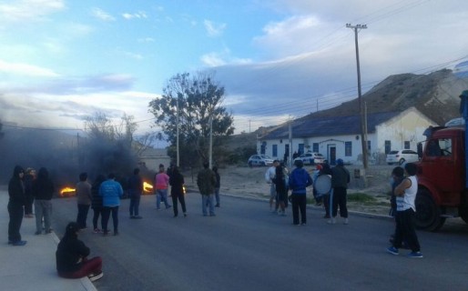 Indignados, los vecinos de Caleta Córdova cortaron la ruta