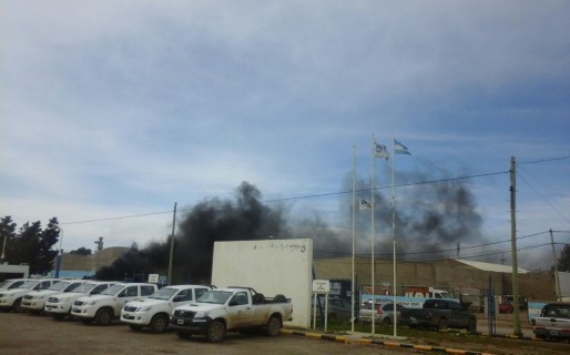 Petroleros queman cubiertas en la base de SP