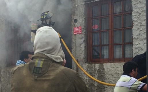 Incendio en barrio Las Flores dejó a una familia con lo puesto
