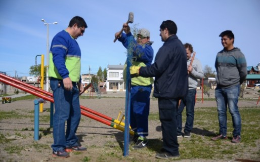 Intensos trabajos de mejoramiento integral en plazas de la ciudad