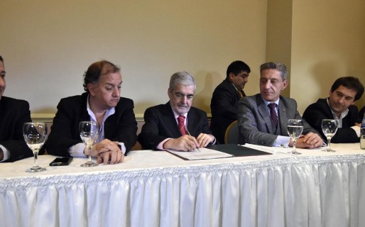 Das Neves firmó contratos para repavimentar la Ruta 1 y construir una Escuela