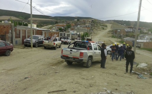 La SCPL desconecta conexiones clandestinas en el San Cayetano