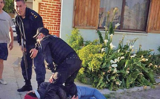 Fue detenido mientras barreteaba la puerta para robar una casa