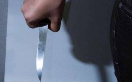 Lo encontraron tirado frente a una whiskería con una puñalada