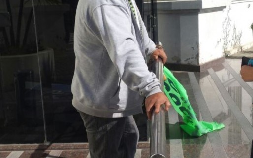 Trabajador reclama su fuente de trabajo en la Administración de YPF