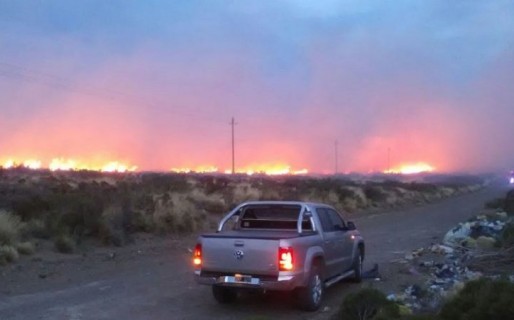 Ocho dotaciones de bomberos controlaron un incendio