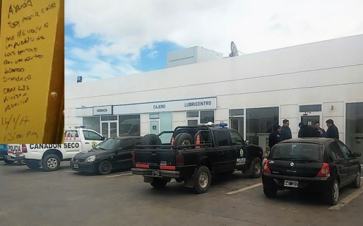 Investigan mensaje en un baño de Cañadón Seco con la firma ‘María Cash’