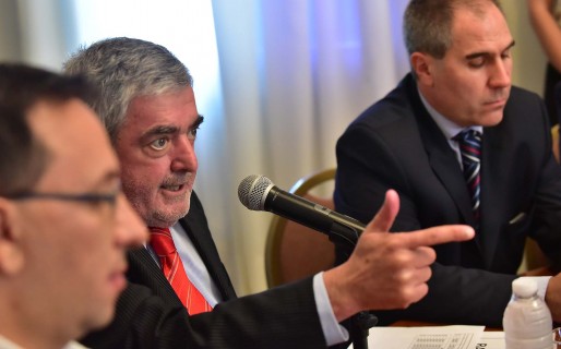 Das Neves, ahora enfrentado a los estatales