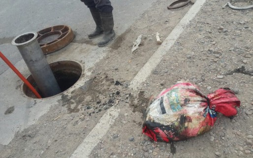 Bolsas de tierra, hierro y trapos en colectoras cloacales