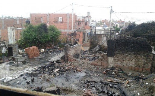 Una familia pide ayuda tras perder todo en un incendio