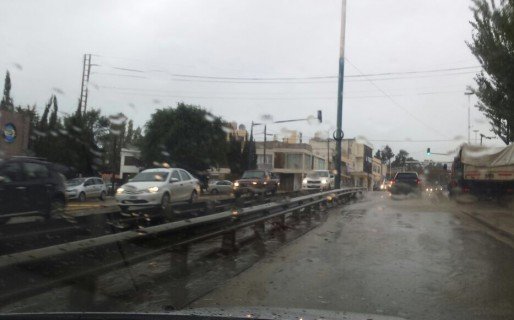 La lluvia ya complica el tránsito en varios sectores
