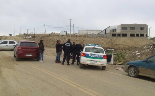 Vecinos protestaron contra los camiones que arrojan barro