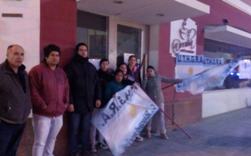 Empleados de un café céntrico reclaman por falta de pago y cierre abrupto