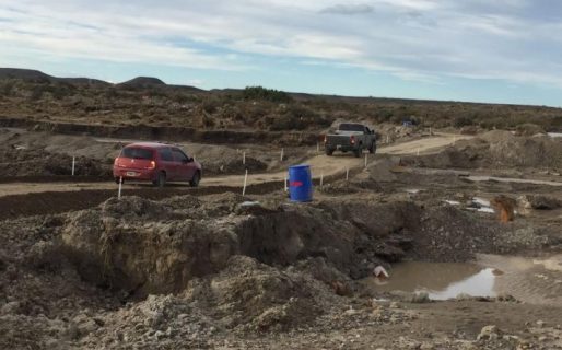 Un motociclista murió al caer del puente que va a Caleta Córdova