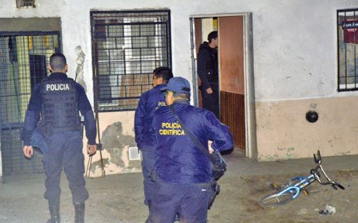 Roban domicilio particular y luego se resisten a la autoridad