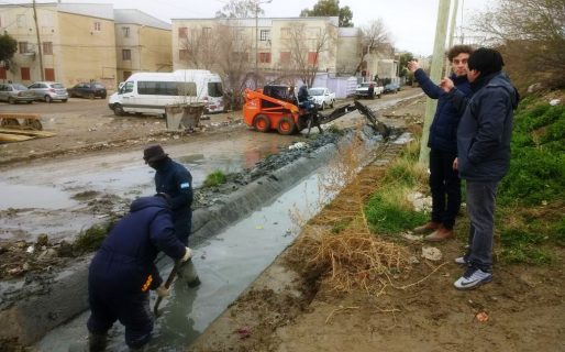 Recambio de asfalto y mantenimiento del canal en barrio 30 de octubre