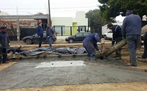 El municipio continúa con la reparación de calzada en Av. Roca