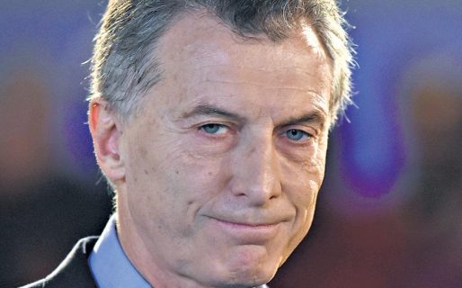 Sube el dólar y caen las acciones argentinas