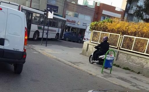 Denuncian a una motociclista por doblar en una vereda